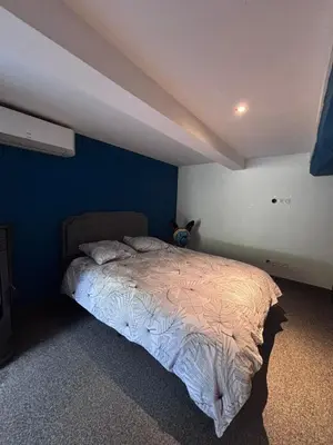 Un ou plusieurs lits dans un hébergement de l'établissement Rez de chaussée maison avec terrasse et piscine