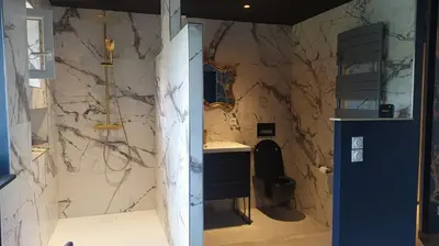 Salle de bains dans l'établissement Rez de chaussée maison avec terrasse et piscine