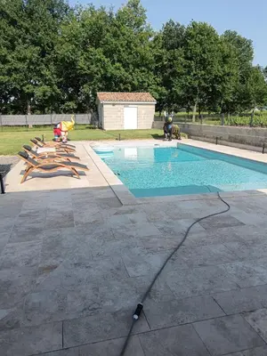 Piscine de l'établissement Rez de chaussée maison avec terrasse et piscine ou située à proximité