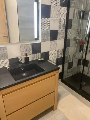 Salle de bains dans l'établissement cocon beaujolais
