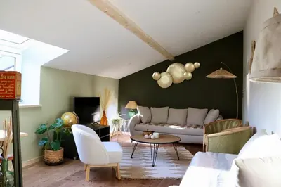 Coin salon dans l'établissement Le Hameau des Bruyères