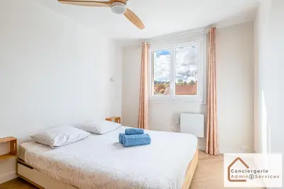 Un ou plusieurs lits dans un hébergement de l'établissement Appartement 2 chambres avec balcon aux portes de Lyon