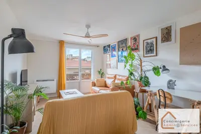 Coin salon dans l'établissement Appartement 2 chambres avec balcon aux portes de Lyon