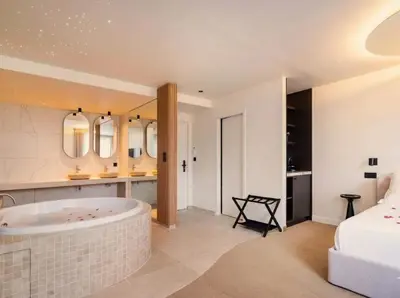 Un ou plusieurs lits dans un hébergement de l'établissement Love Room avec balnéo-Le cocon parfait pour deux
