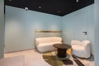 Coin salon dans l'établissement Love Room avec balnéo-Le cocon parfait pour deux