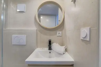 Salle de bains dans l'établissement Cosy et Atypique duplex 5min métro Gare Oullins