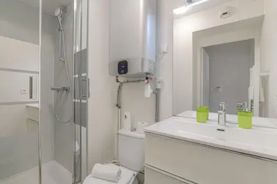 Salle de bains dans l'établissement Studio tranquillité-Parking-Proche de la Doua