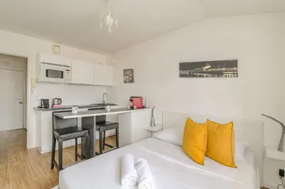 Cuisine ou kitchenette dans l'établissement Studio tranquillité-Parking-Proche de la Doua
