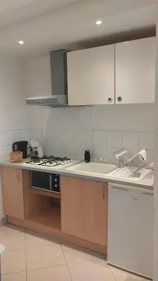 Cuisine ou kitchenette dans l'établissement L'Arlequin