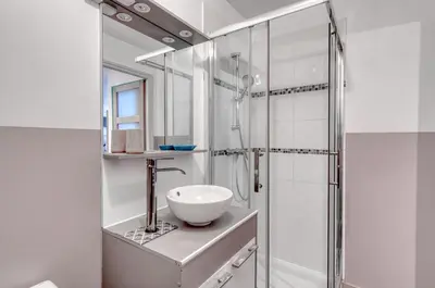 Salle de bains dans l'établissement Le Confort du Soir - T2 - Lagnieu