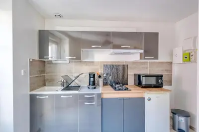 Cuisine ou kitchenette dans l'établissement Le Confort du Soir - T2 - Lagnieu