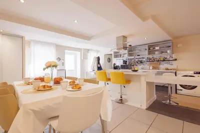 Cuisine ou kitchenette dans l'établissement La Coloc - Chatillon la Palud idéal PROS