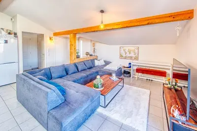 Coin salon dans l'établissement Laura - Cozy appartement, confort à Béligneux - Idéal PROS
