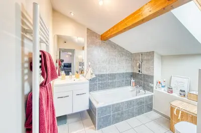 Cuisine ou kitchenette dans l'établissement Laura - Cozy appartement, confort à Béligneux - Idéal PROS
