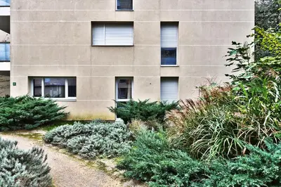 Jardin de l'établissement Cocon cosy 37m2 - Calme, confortable - Proche Lyon - Parking privé