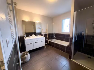 Salle de bains dans l'établissement Gite Matisse