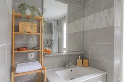 Salle de bains dans l'établissement Charmant et Chaleureux proche Gratte-Ciel