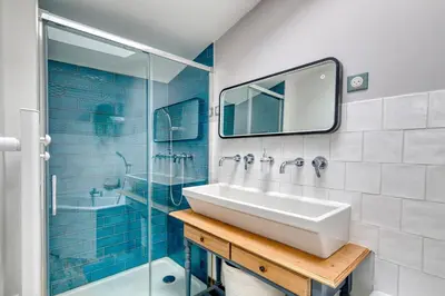 Salle de bains dans l'établissement La Petite Maison Centrale - T4 - Centre Montluel