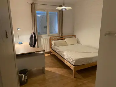 Un ou plusieurs lits dans un hébergement de l'établissement Chambre dans la maison de Loïc