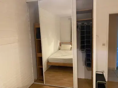 Un ou plusieurs lits dans un hébergement de l'établissement Chambre dans la maison de Loïc