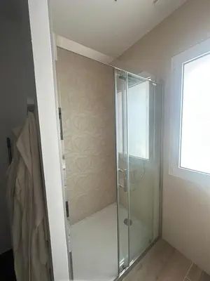 Salle de bains dans l'établissement Villa de 120m2 avc jardin 3 chambres 8 Voyageurs
