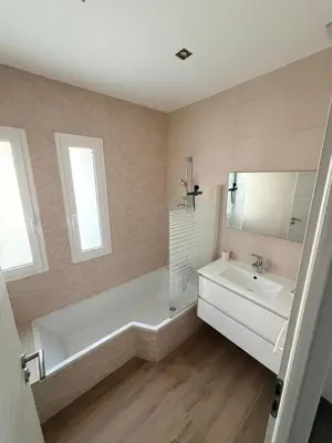 Salle de bains dans l'établissement Villa de 120m2 avc jardin 3 chambres 8 Voyageurs