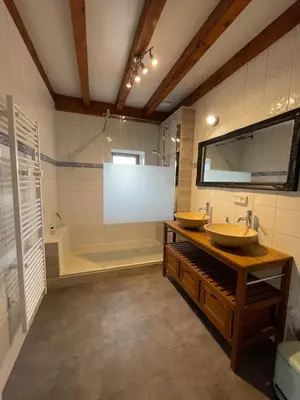 Salle de bains dans l'établissement BeeOnTheTree - Logis 100m2 jusqu'à 8 personnes