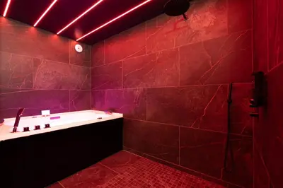 Salle de bains dans l'établissement loveroom le donjon