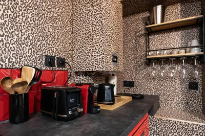 Cuisine ou kitchenette dans l'établissement loveroom le donjon