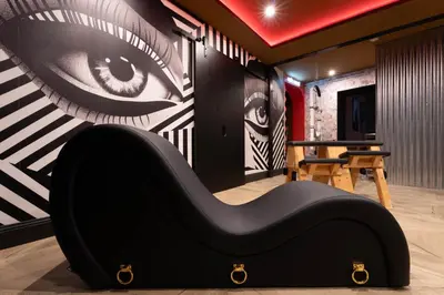 Coin salon dans l'établissement loveroom le donjon