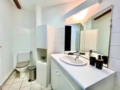 Salle de bains dans l'établissement Maison La Clairière - Jardin et parking - 10 pers - 4 chambres - 15 min de Lyon