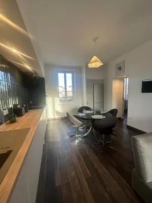 Télévision ou salle de divertissement dans l'établissement Appartement cosy à côté du métro