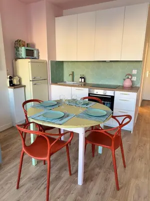 Cuisine ou kitchenette dans l'établissement California Vibes Charpennes - Métro 5 min - 6 pers