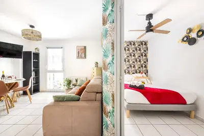 Coin salon dans l'établissement BnGo l Cosy et Calme l Métro B, 4 personnes