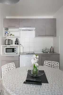 Cuisine ou kitchenette dans l'établissement BnGo l Cosy et Calme l Métro B, 4 personnes