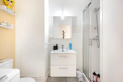 Salle de bains dans l'établissement BnGo l La Parenthèse Gare PartDieu l 2 personnes