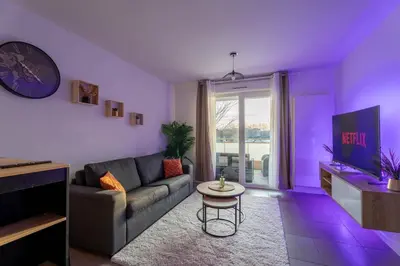 Coin salon dans l'établissement Le Magnifique - Grand balcon - Netflix - Grand Marché