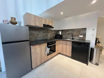 Cuisine ou kitchenette dans l'établissement La Vie est Pleine de Surprises