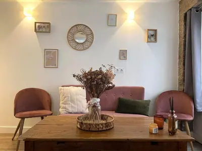 Coin salon dans l'établissement Le Mur de pierre, BNB Conciergerie