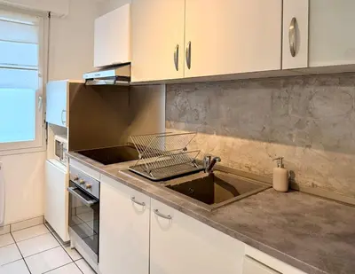 Cuisine ou kitchenette dans l'établissement L'Épicurien Wilson - Parking gratuit, Wifi, Calme