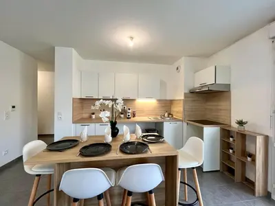 Cuisine ou kitchenette dans l'établissement Le Casual avec parking - 5 pers - Proche Gare Vénissieux - à 15 min de Lyon