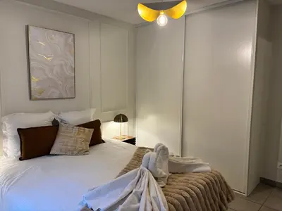 Un ou plusieurs lits dans un hébergement de l'établissement Emerald Chic - Terrace Fiber & Parking - 4 Guests
