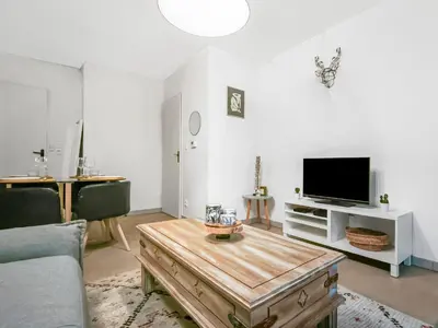Télévision ou salle de divertissement dans l'établissement Bel appartement avec grande terrasse