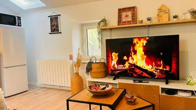 Télévision ou salle de divertissement dans l'établissement T3 Chaleureux à 250m de la gare - 10 min du centre