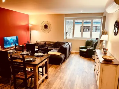 Coin salon dans l'établissement Chez soi - Apt entier - Choix 1 à 4 chambres avec Sdb privatives - Emplacement #1