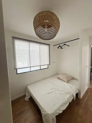 Un ou plusieurs lits dans un hébergement de l'établissement Charmant appartement cosy, tout équipé à Charbonnières