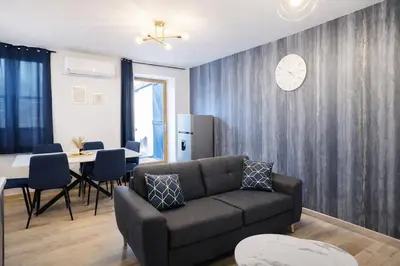 Coin salon dans l'établissement Le Celestya, confort au bord du rhône avec terrasse