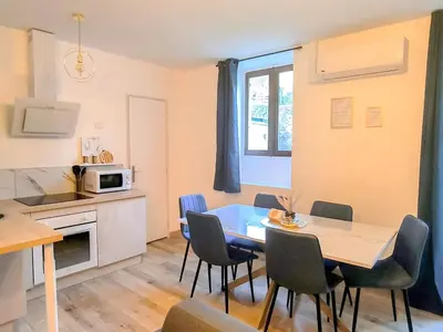 Cuisine ou kitchenette dans l'établissement Le Celestya, confort au bord du rhône avec terrasse
