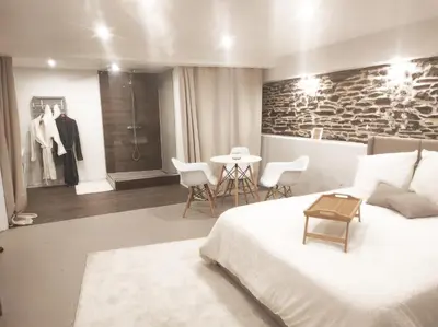 Un ou plusieurs lits dans un hébergement de l'établissement Suite Privé avec Spa haut de gamme, Salle de Cinéma, Massage etc