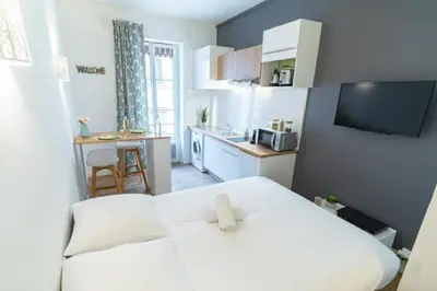 Cuisine ou kitchenette dans l'établissement Gratte-Ciel Studio Entièrement Rénové et Coquet Prêt-à-Vivre !